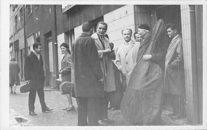 Členové orchestru před koncertem, historická fotografie
