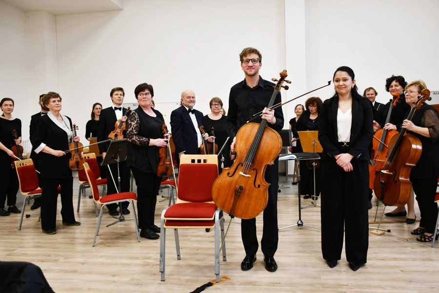 Violoncellista Jan Nečaský s dirigentkou Natálií Janeckou a orchestrem, jaro 2025