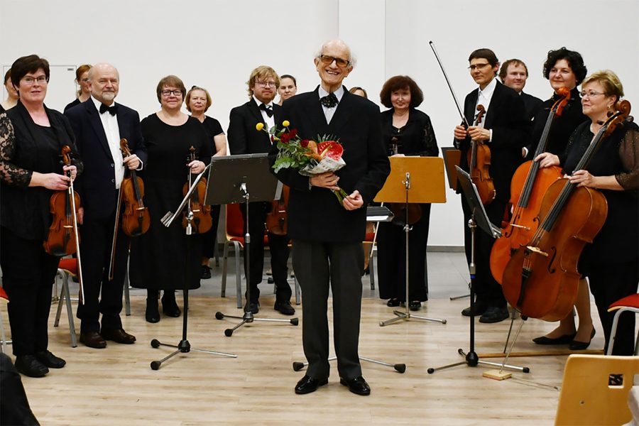 Orchestr s dirigentem Ivanem Paříkem při děkovačce, jaro 2025