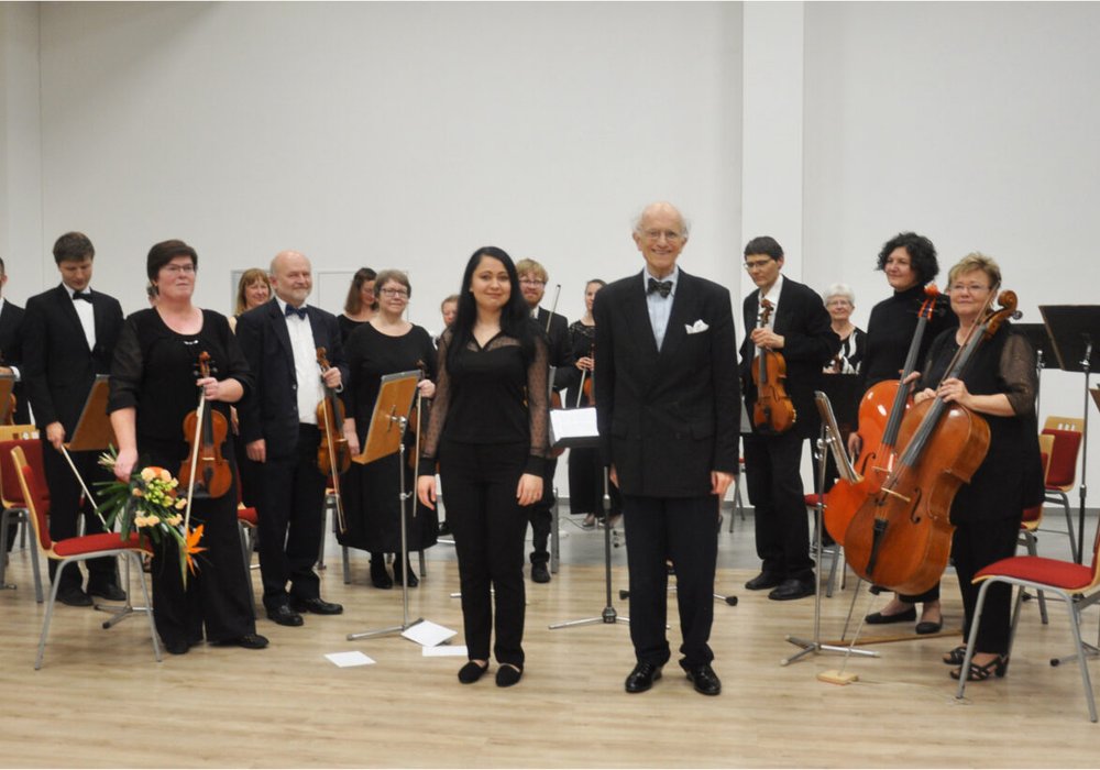 Dirigent Ivan Pařík uprostřed orchestru