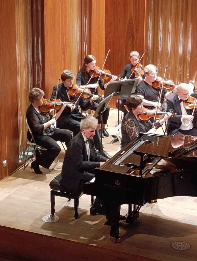 Orchestr a klavírista Tomáš Víšek na slavnostním koncertě k 60. výročí, 2024